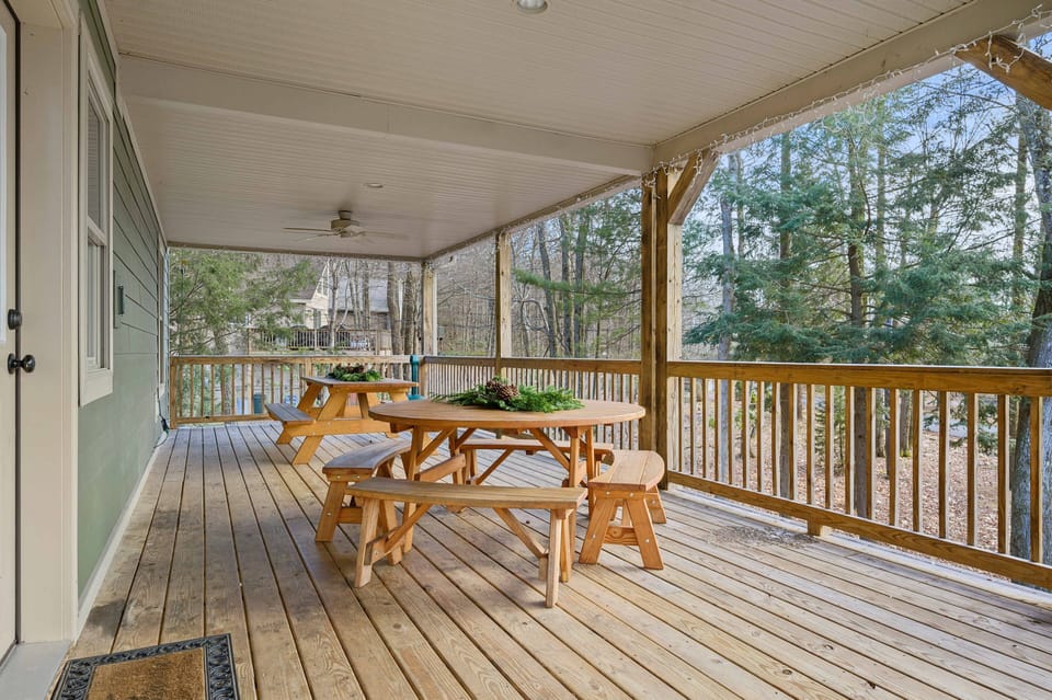 1600 SQFT OF COVERED DECKS 