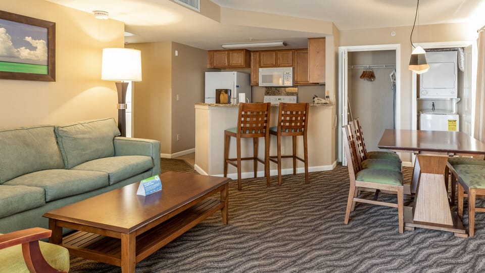 6ClubWyndhamWaikikiBeachWalk2BedroomDeluxe-livingarea(3)