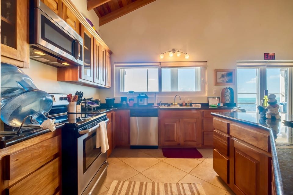 Fully equipped kitchen has everything you need plus counter seating