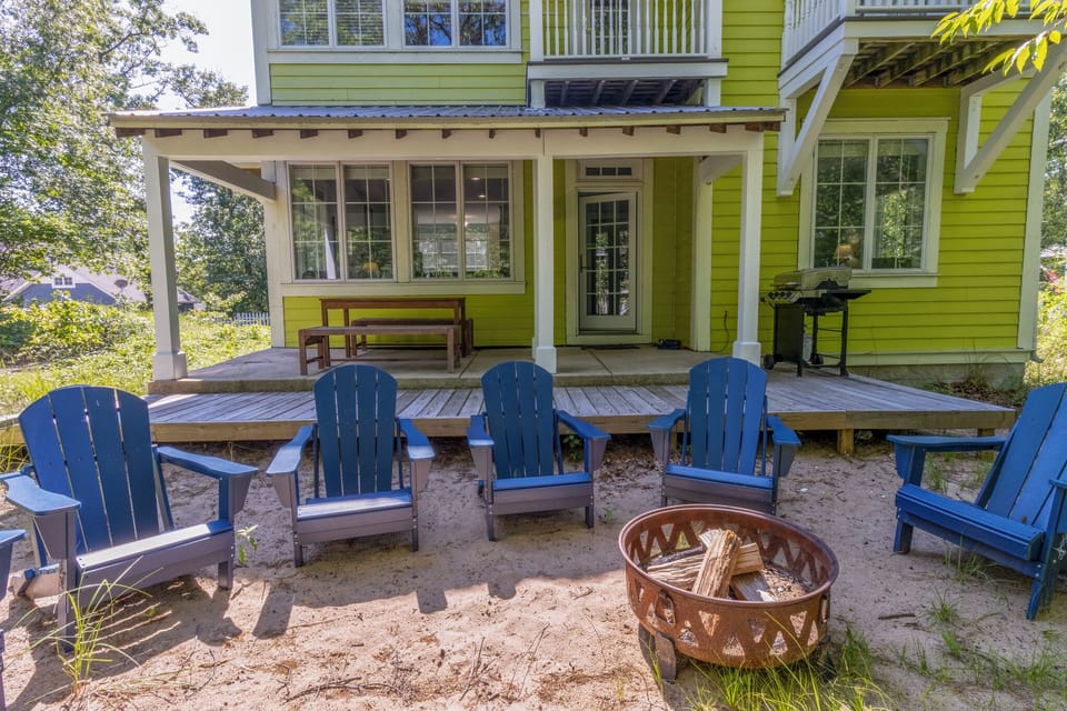 Back Deck | Outside Dinning | Gas Grill | Fire Pit