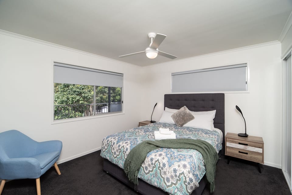 Queen bedroom with view over the garden.