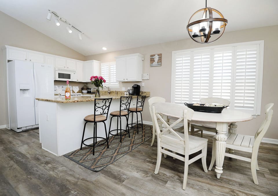 Dining table for 4
Breakfast bar seating for 3