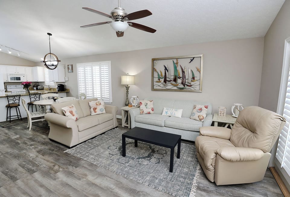 Living Room
Couch/Love Seat
Cozy Chair
TV