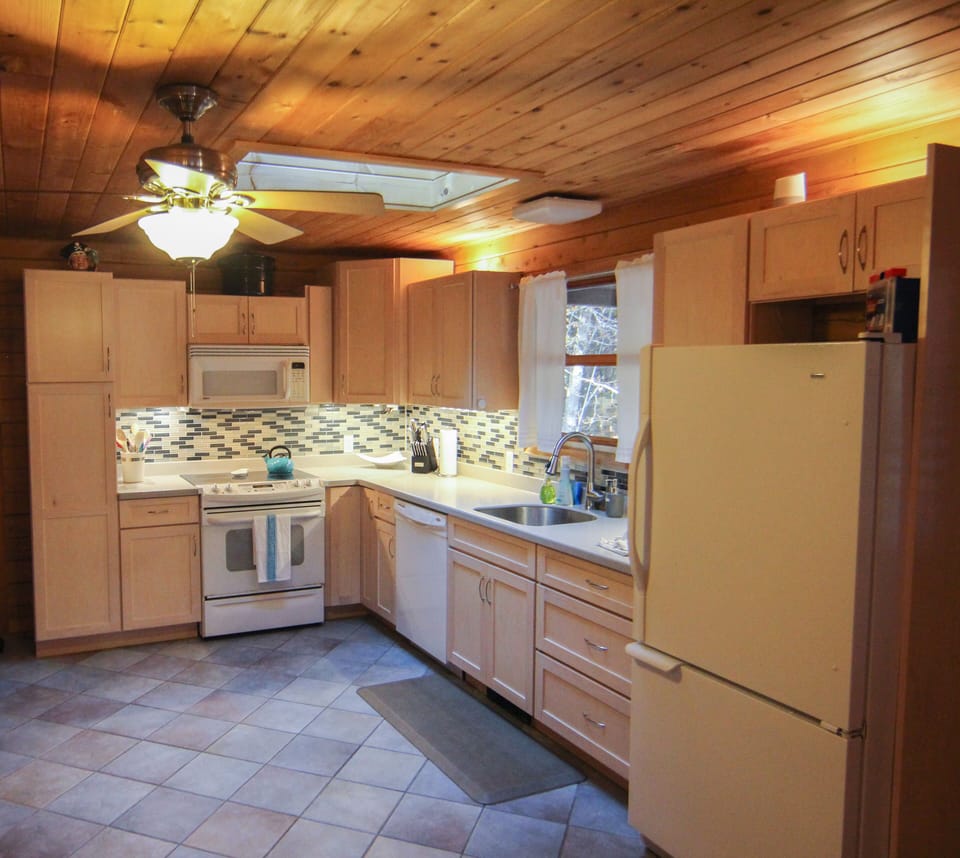 Toaster, full set of knives, pans and pots, a full sets of dishes for your stay.