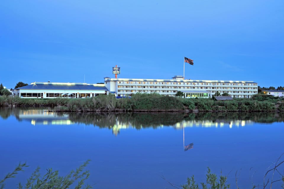 Just off the banks of the Snake River and 1.6 km from the Museum of Idaho