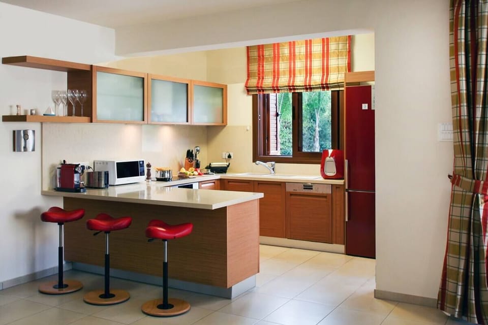 Spacious Modern Fully Fitted Kitchen  with a bar plot and high chairs!