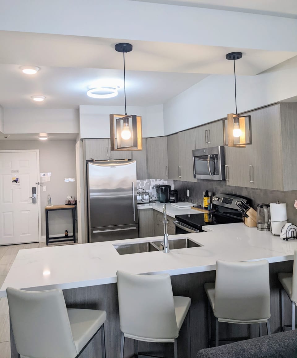 Full kitchen with quartz and counter height stools to eat in.