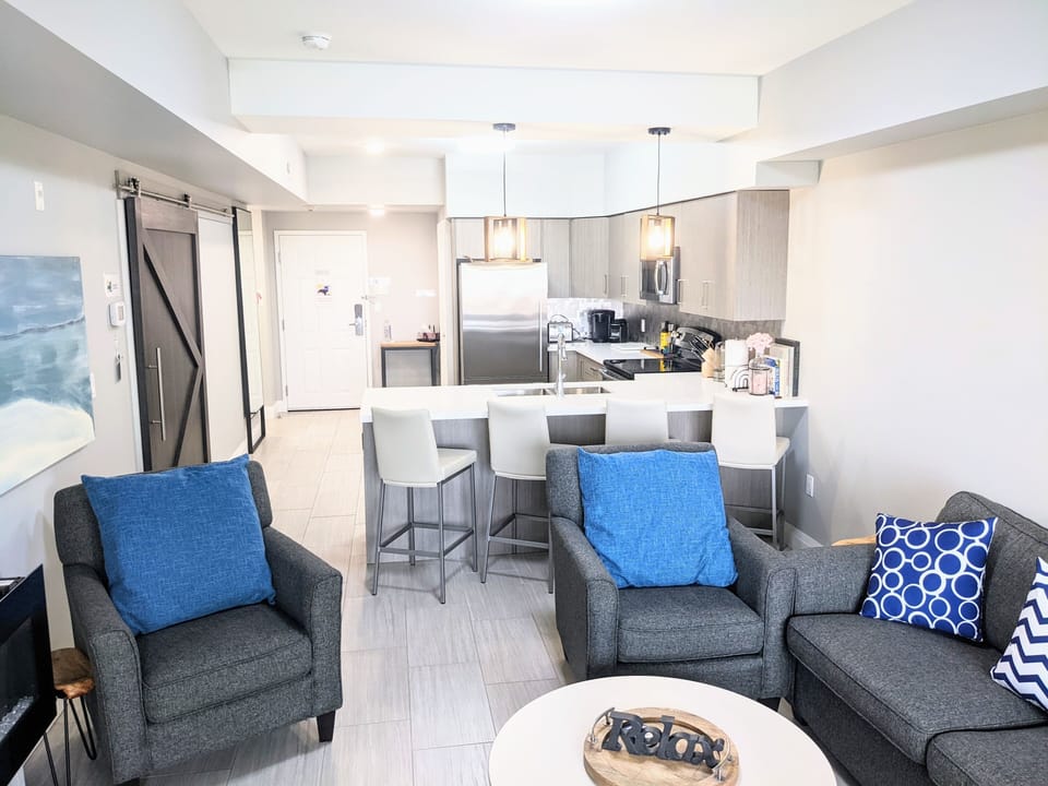 Sitting area off full kitchen 