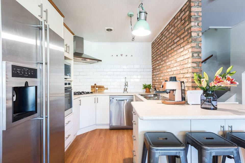 Fully-equipped kitchen - including gas hob, coffee machine, Nutribullet, toasty.