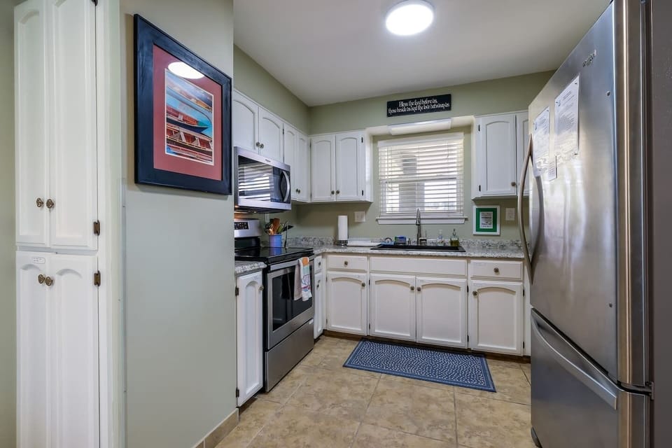 Full-size appliances (microwave & dishwasher hidden by fridge)