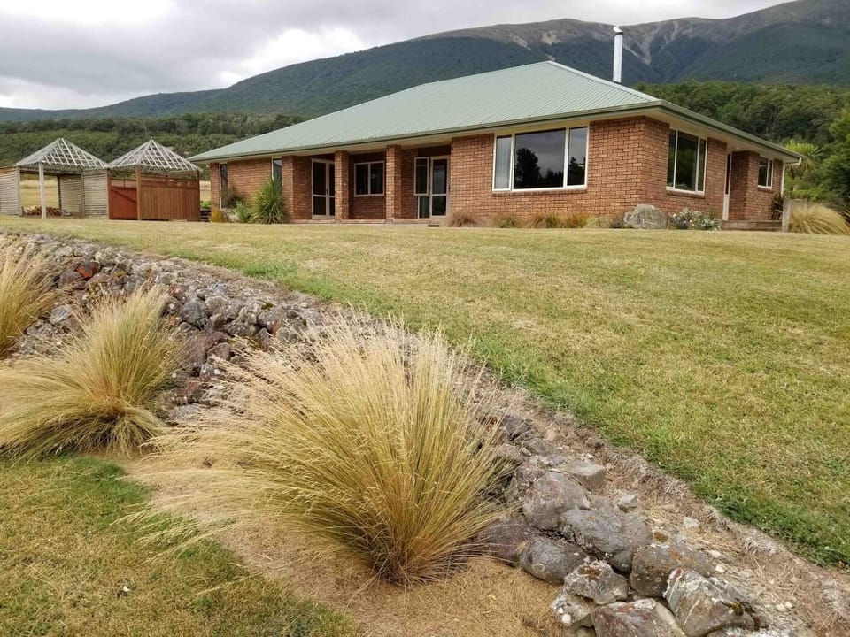 Nelson Lakes Homestay - Cabin is up behind the house.
