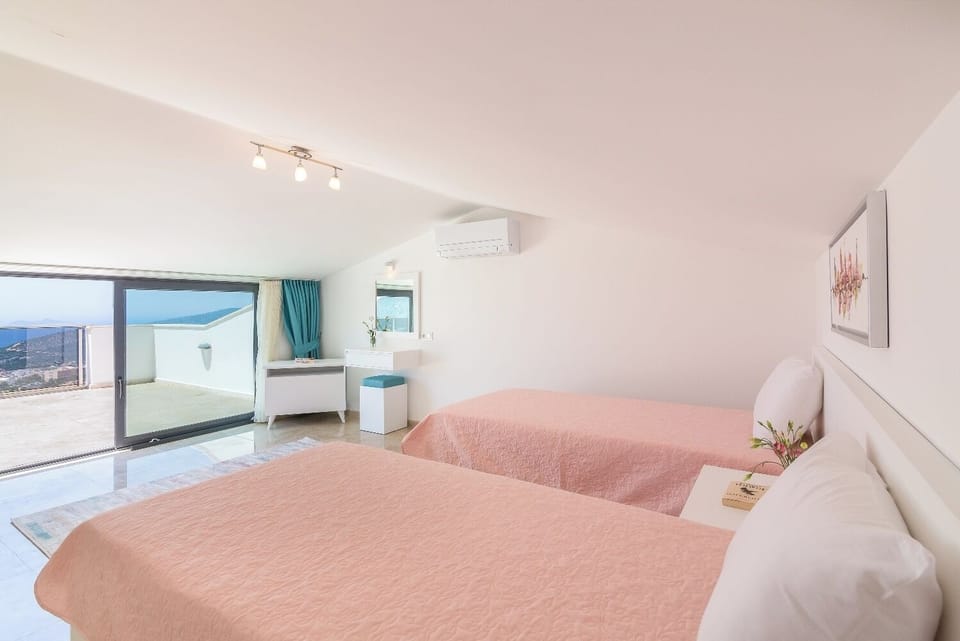 Roof floor twin bedroom 1