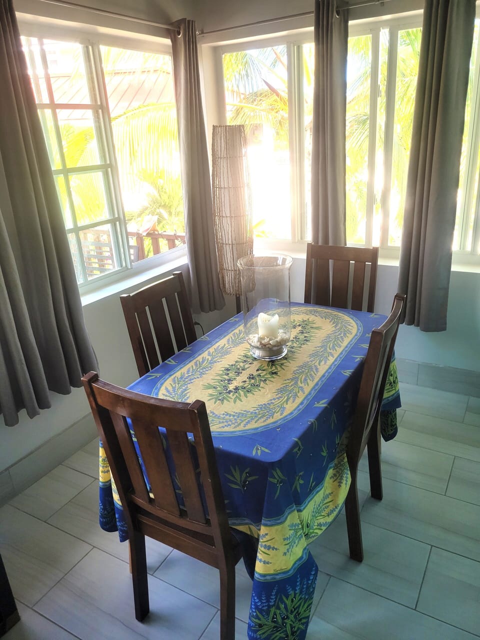 Dining Area New windows throughout the condo in late 2023