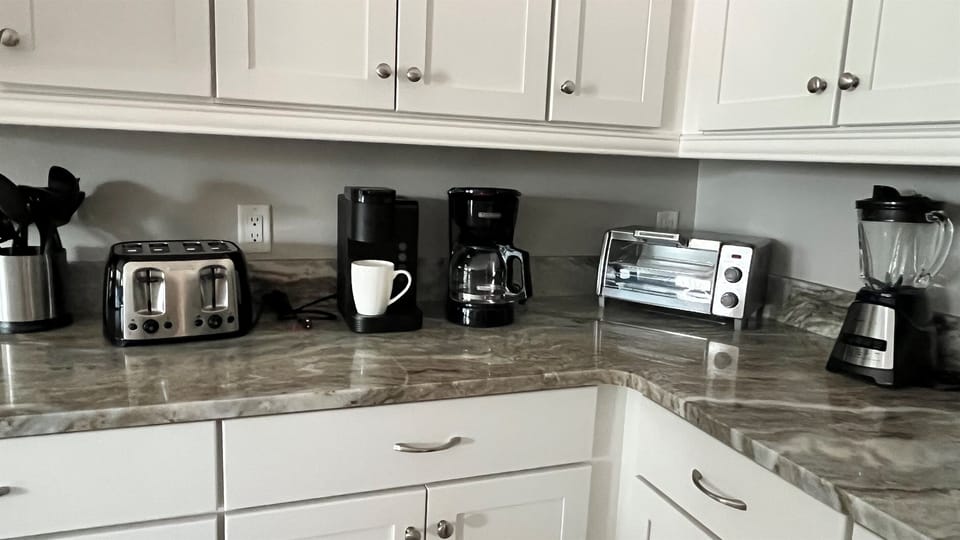 Now featuring a Keurig coffee maker – enjoy fresh, single-serve coffee at your convenience during your stay!