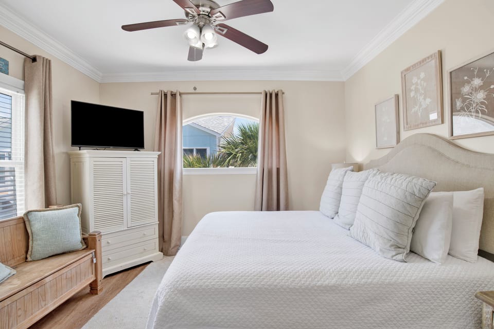 The last guest bedroom is located on the 1st floor and offers a King bed, TV and private bathroom