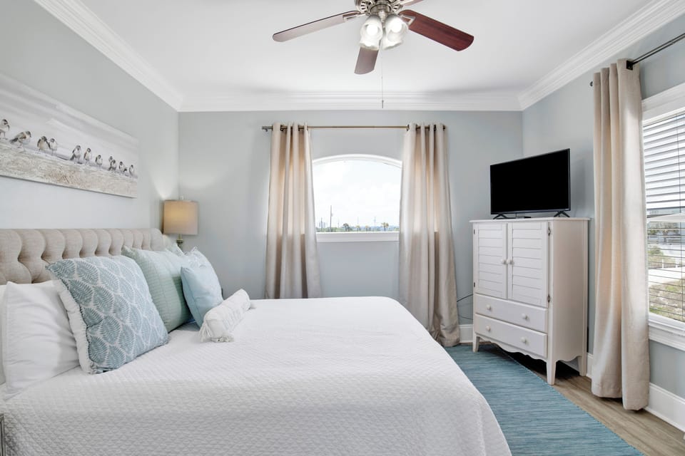 The last guest bedroom is located on the 1st floor and offers a King bed, TV and private bathroom