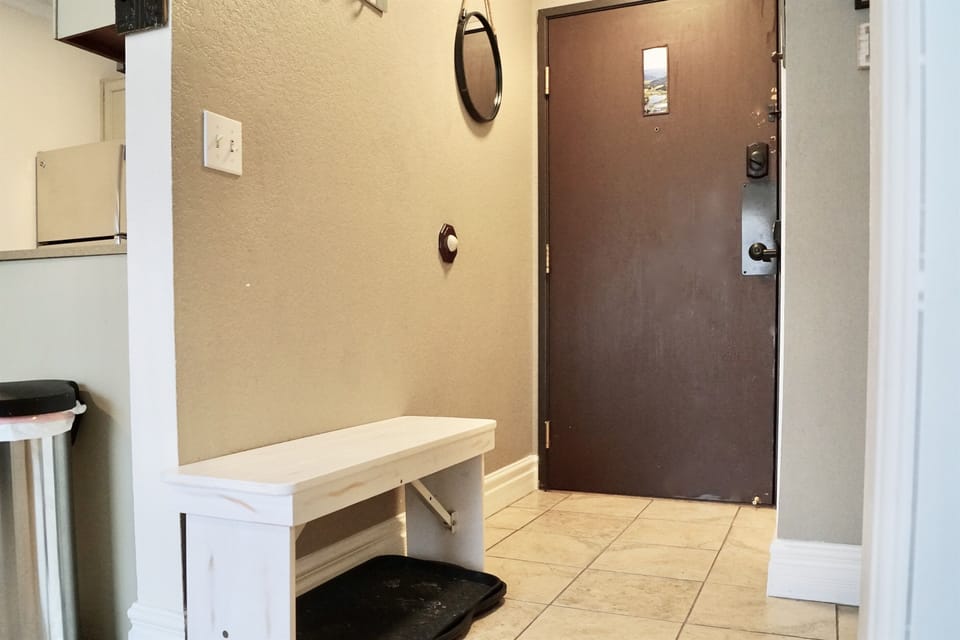 Entrance area with bench and shoe trays