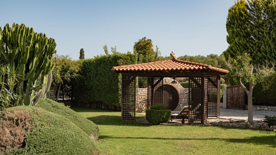 Pool surrounding that stimulate the senses.