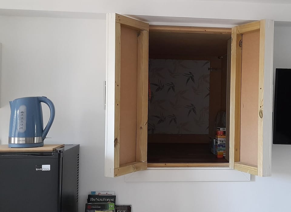 Storage space (no wardrobe)