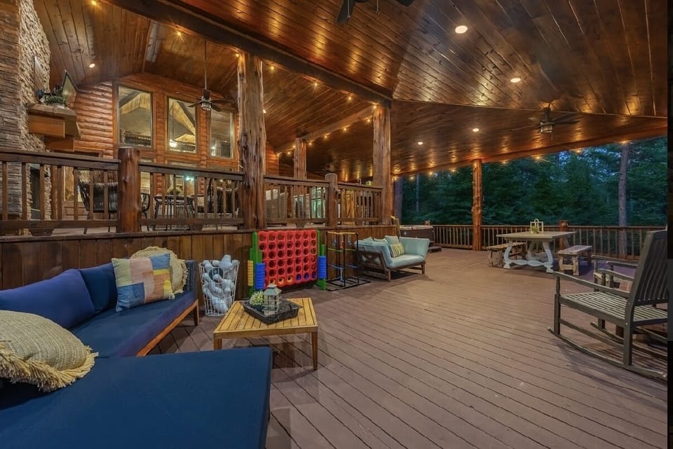 Expansive lower deck
