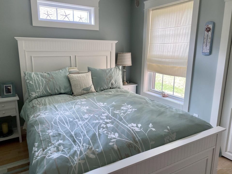 Master Bedroom - Queen Bed