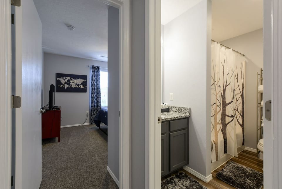 Bathroom 2 and entry to Bedroom 2
