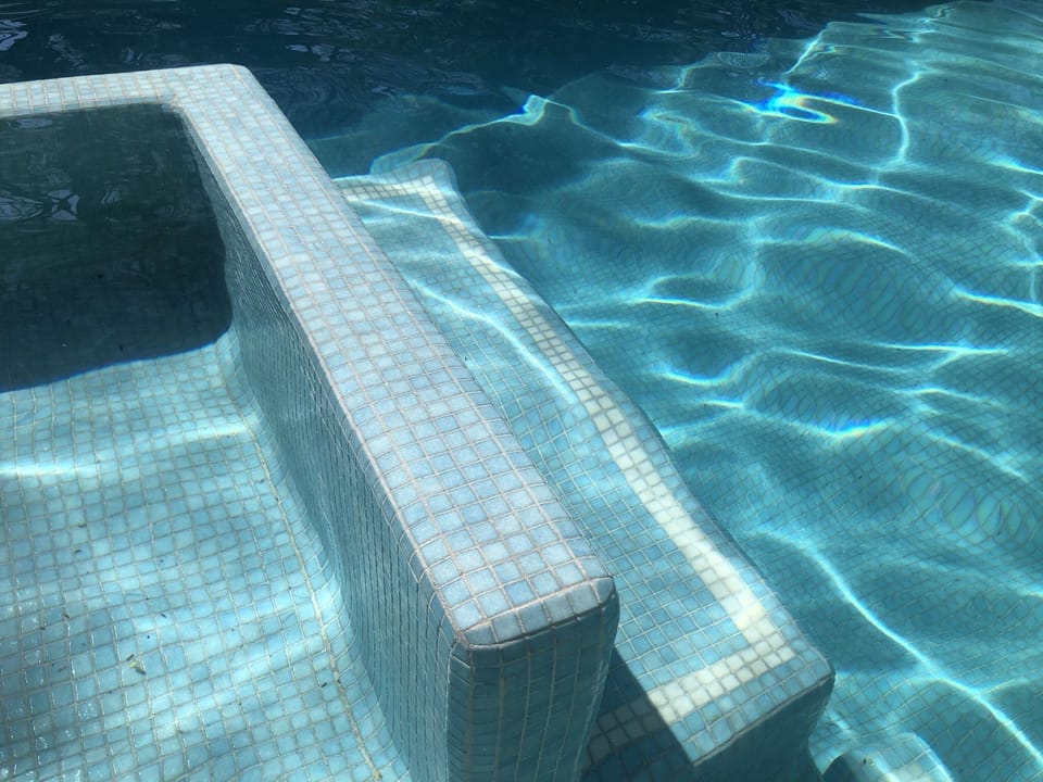Underwater seat and shallow kiddie area in pool