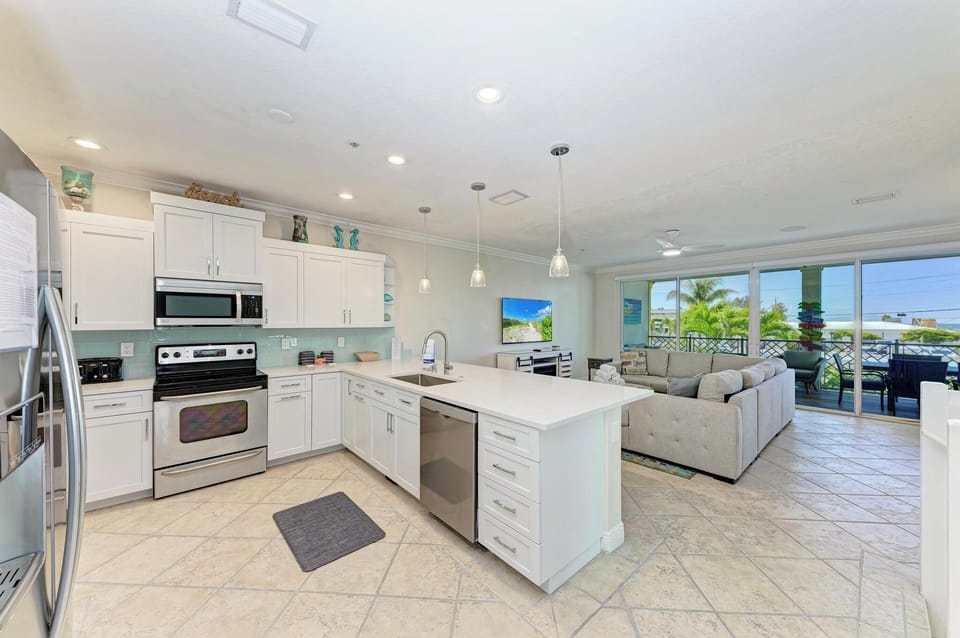 South Beach Village 111 Kitchen (1)