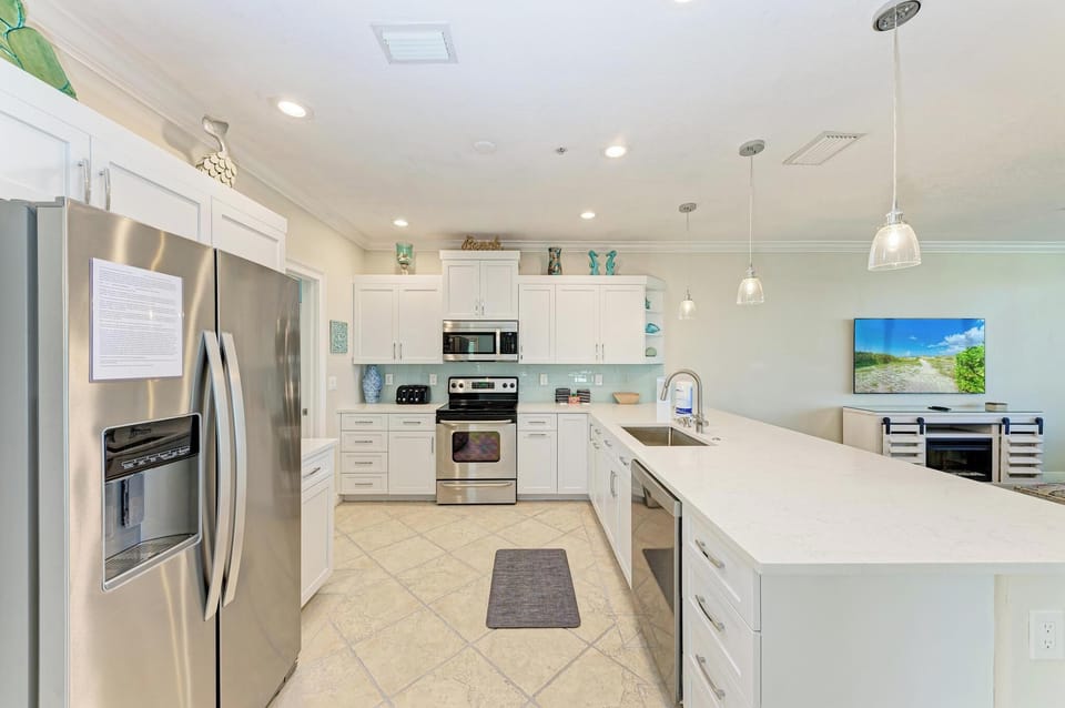 South Beach Village 111 Kitchen (2)