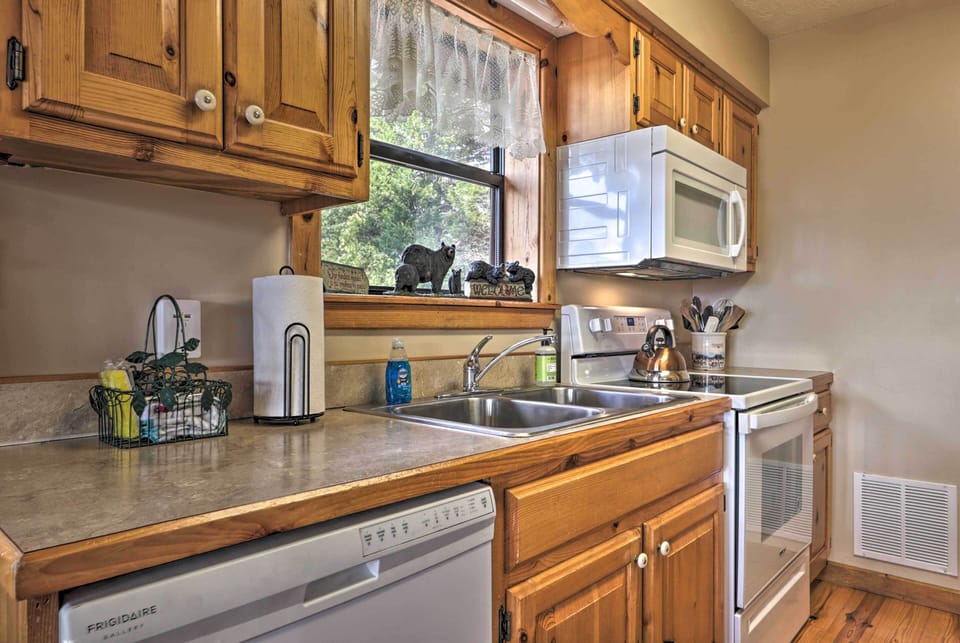 Fully Equipped Kitchen | Dishware & Flatware Provided