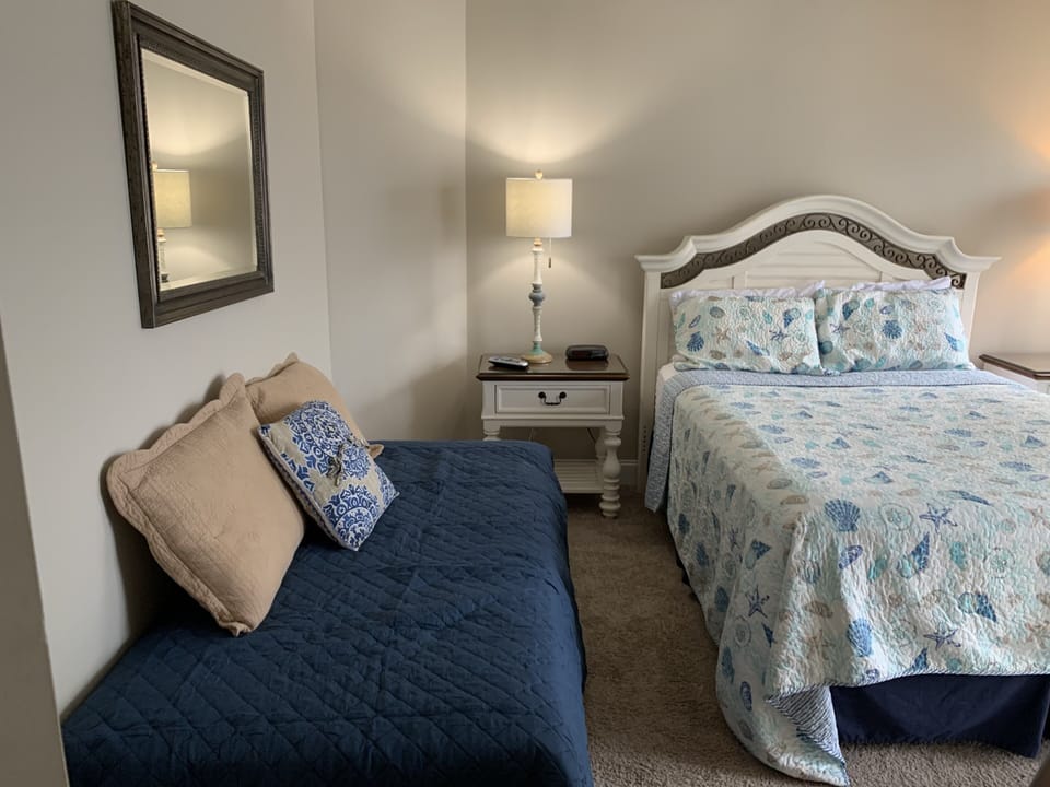 Queen bedroom with extra twin bed 