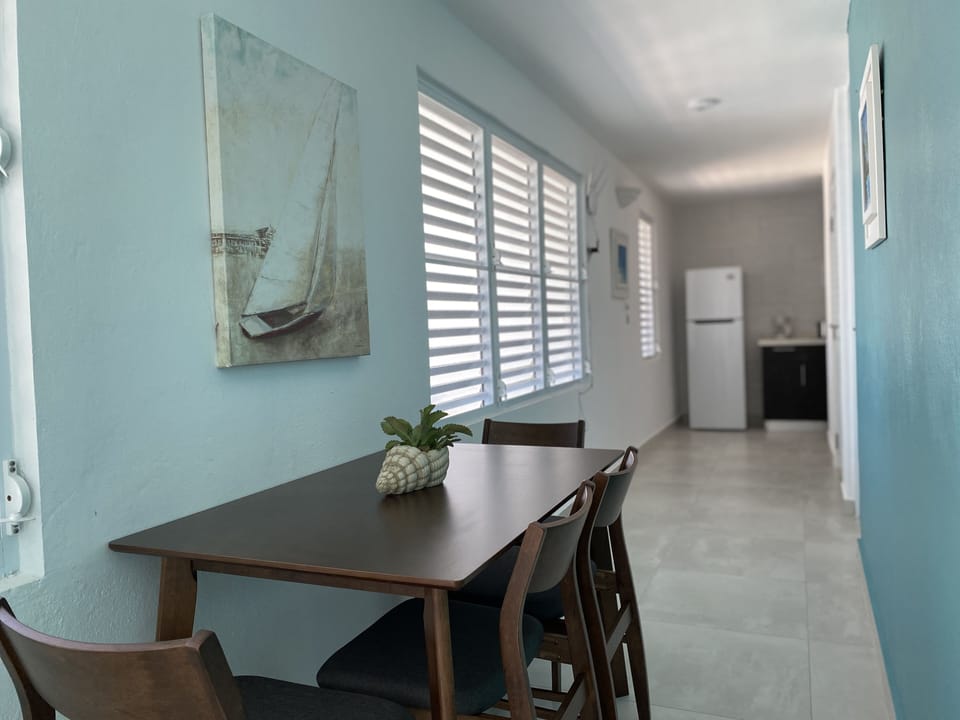 Dinning area at 1st floor for 6 guests. 
