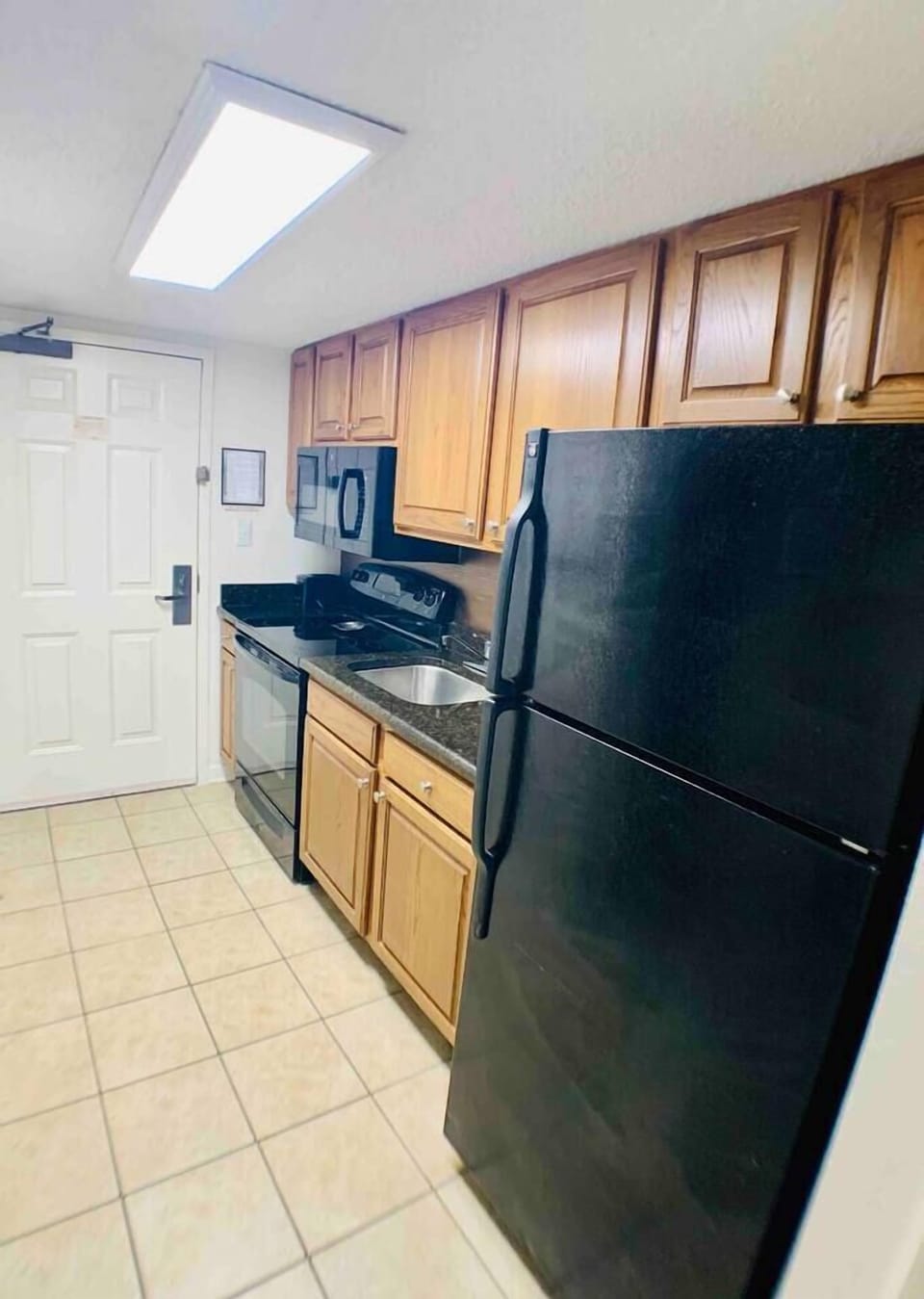 Discover the convenience of the fully-equipped kitchen, a practical space where you can prepare meals and snacks at your leisure during your stay.
