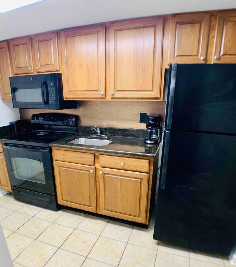 Discover the convenience of the fully-equipped kitchen, a practical space where you can prepare meals and snacks at your leisure during your stay.