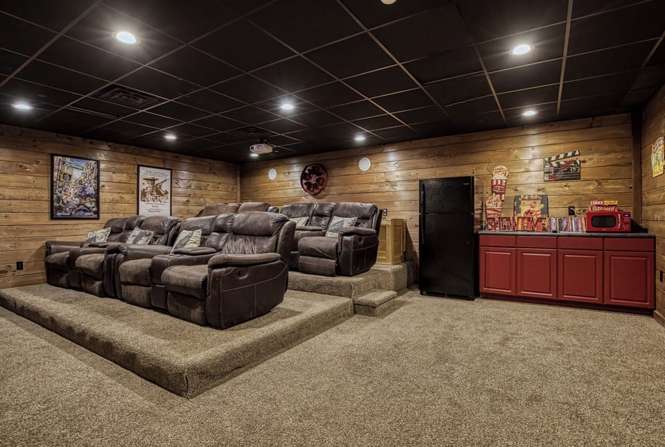 Pet Friendly Cabin in Pigeon Forge "The Bear Cubs" - Lower level theater with recliners