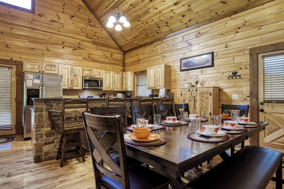 Cabin in the Smokies "The Bear Cubs" - Dining area and kitchen