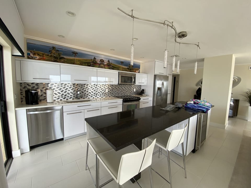 Kitchen and bar.. seats 4 for quick eating options. 