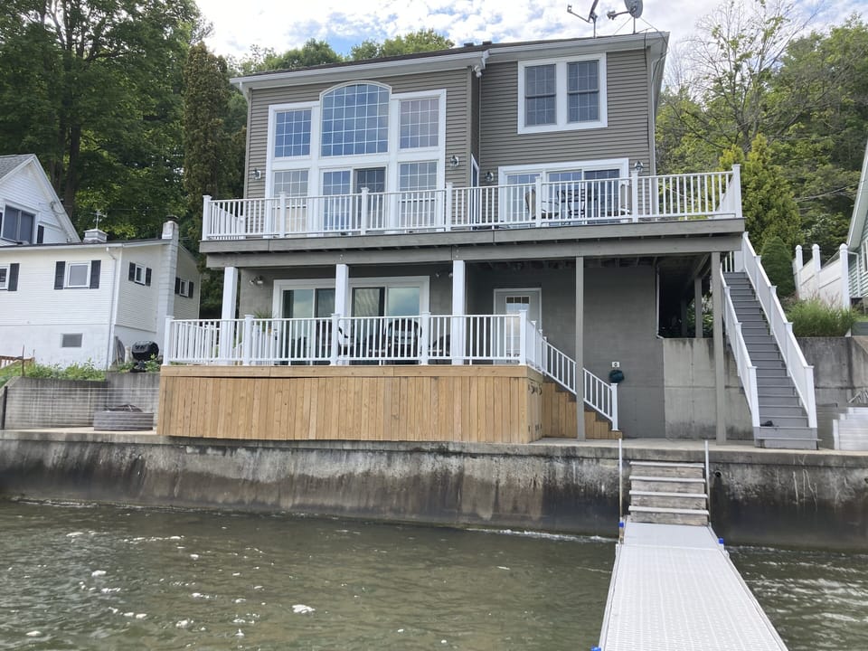 Upper and lower deck! Easy access to dock.  🎣.  Dock has cleats and bumpers 🚤 