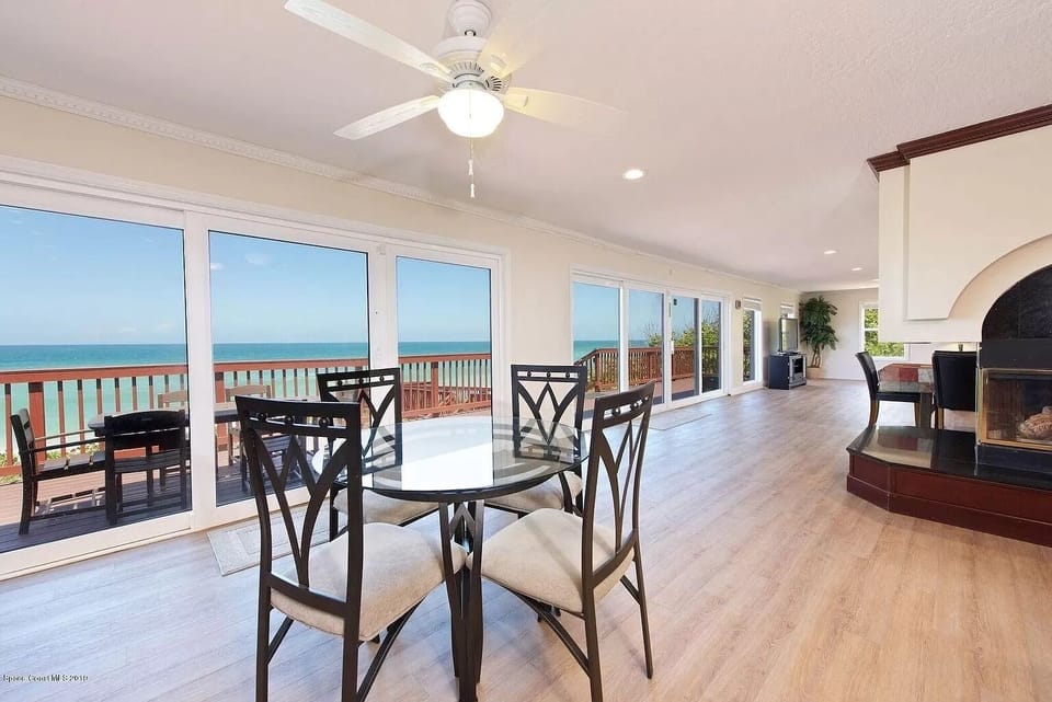 Breakfast nook - upstairs