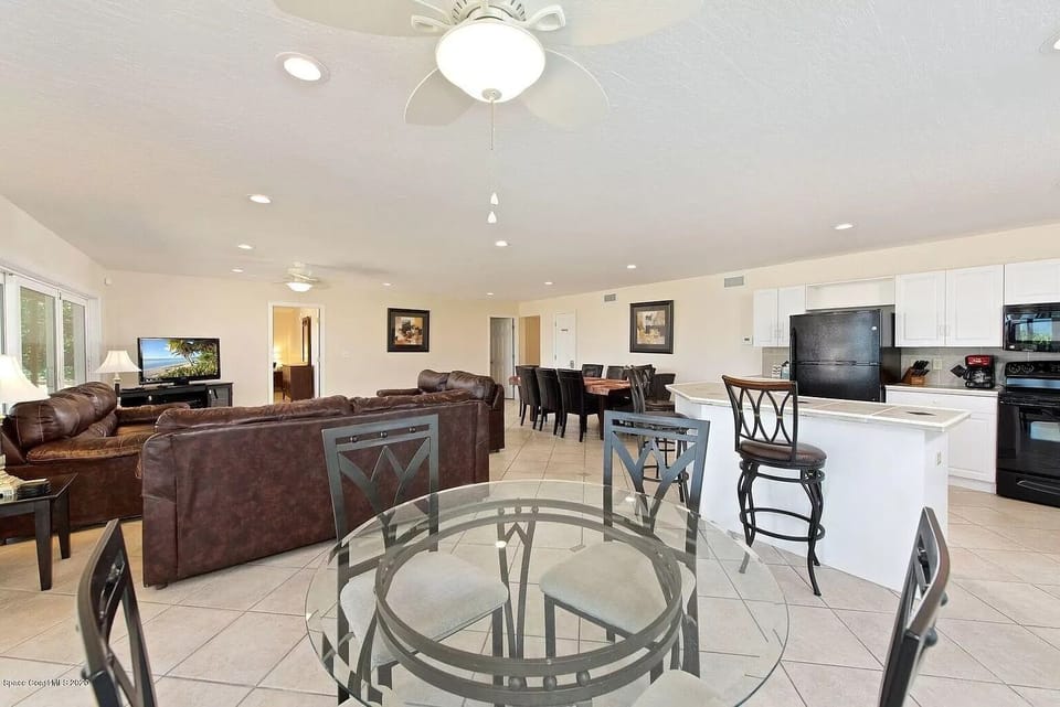 Breakfast nook - downstairs