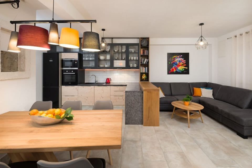 The interior of a luxury villa for 6 people in Murvica on the island of Brac with a living room, kitchen and dining table