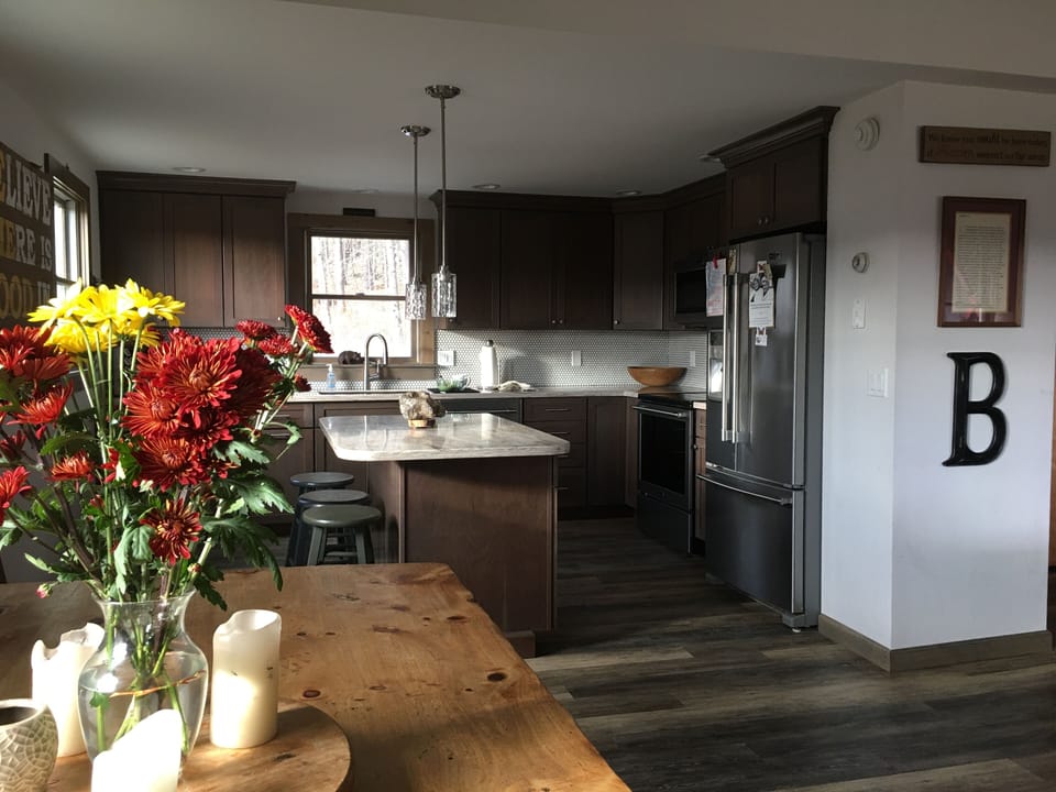 Walk-in/Eat-in Brand new modern Kitchen