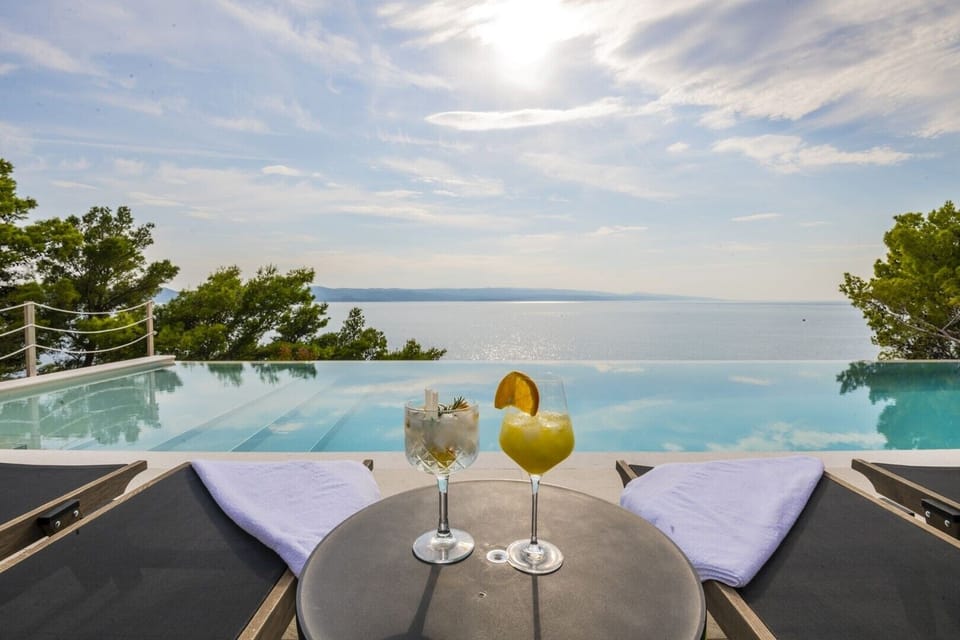 A refreshing drink served on the outdoor terrace with a view of the sea in the luxurious rental villa Glorious Brela with a private sauna in Brela