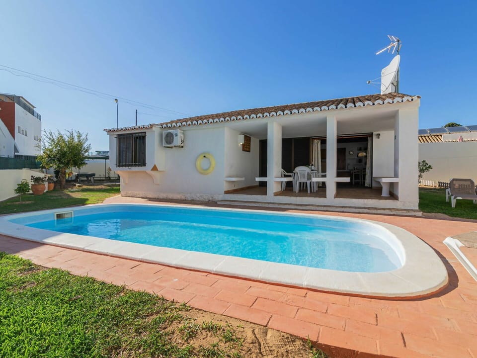 Property, House, Swimming Pool, Building, Real Estate, Home, Villa, Residential Area, Architecture, Estate