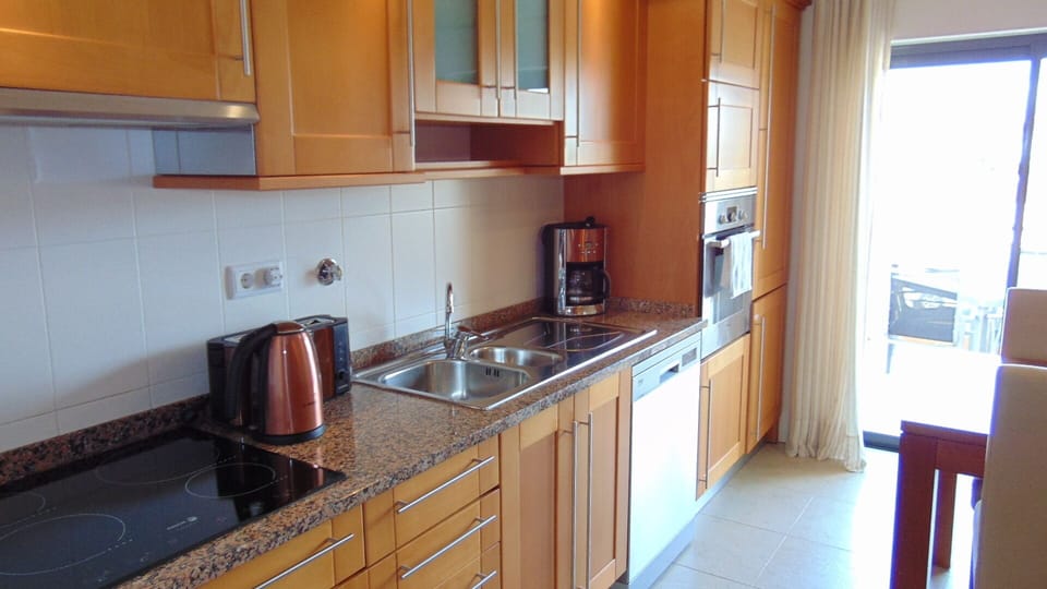 Well equipped kitchen.
Oven, microwave, fridge/freezer.
Washing machine.
