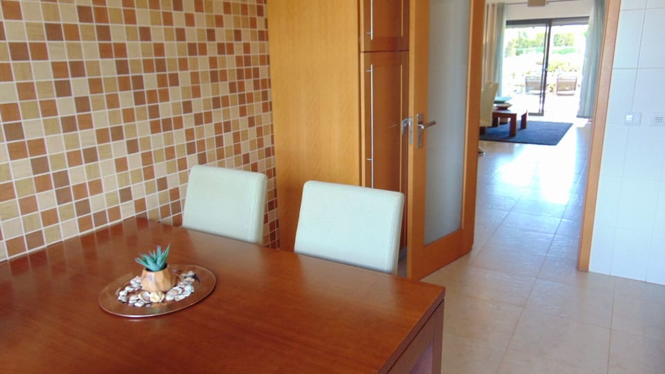 Well equipped kitchen.
Oven, microwave, fridge/freezer.
Washing machine.