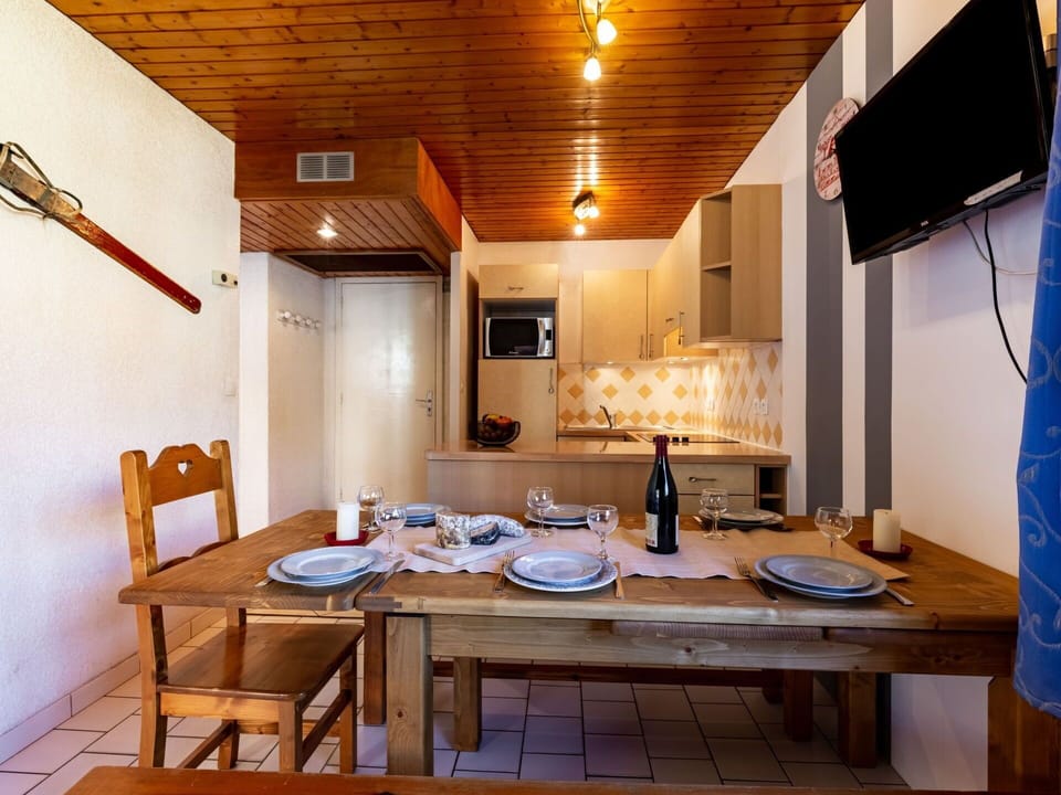 Table, Furniture, Property, Building, Wood, Tableware, Interior Design, Flooring, Chair, Floor