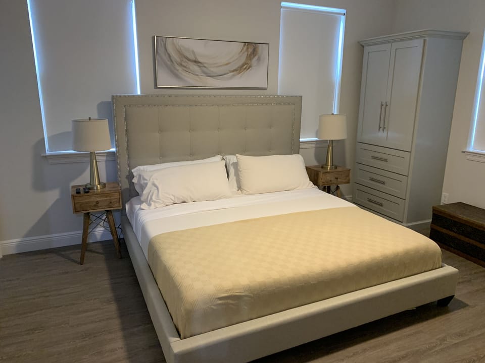 King platform bed with 12” memory foam mattress 