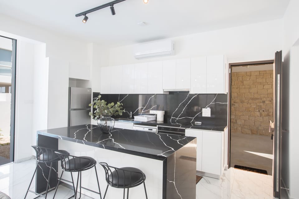 Breakfast bar with extra seating for 3 people