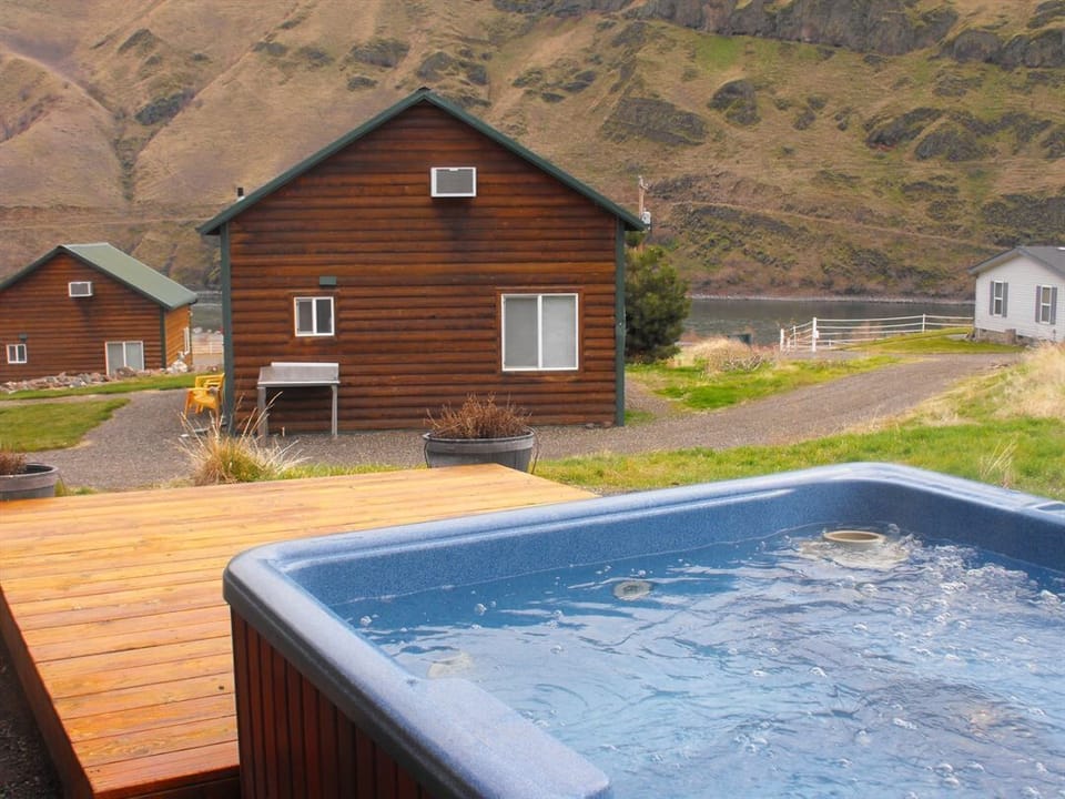 1 Hot Tub Cabin
